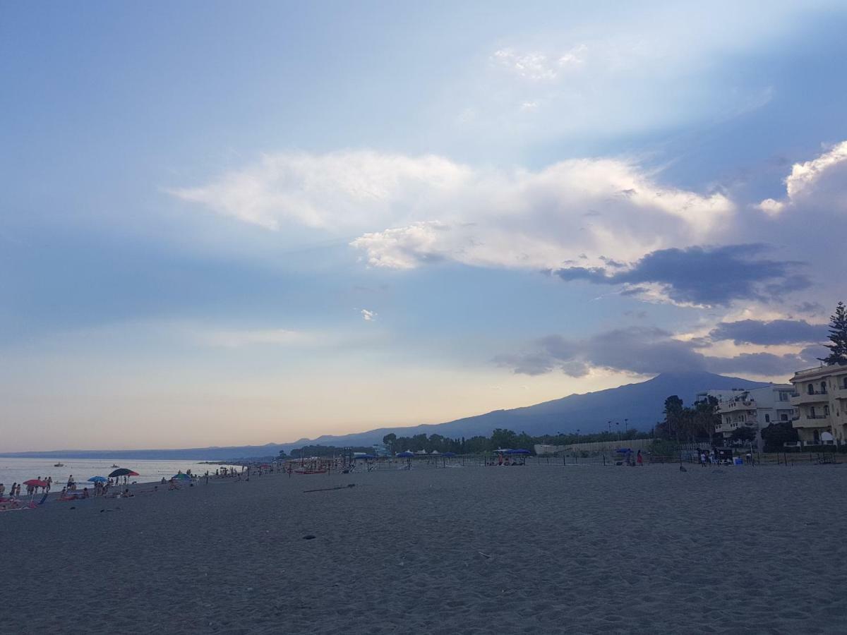 Appartamento I Puritani On The Beach Джардіні-Наксос Екстер'єр фото