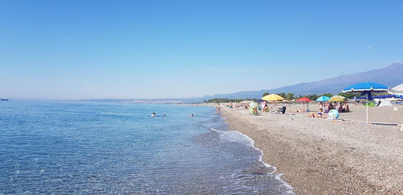 Appartamento I Puritani On The Beach Джардіні-Наксос Екстер'єр фото